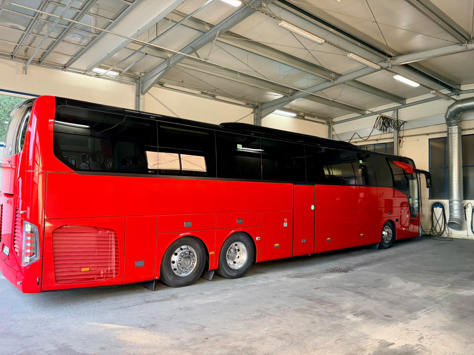 Derselbe Reisebus vor der mehrfarbigen Folierung